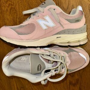 WOMEN'S NEW BALANCE 2002R